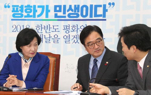 (왼쪽부터)민주당 추미애 대표와 우원식 원내대표, 김병관 최고위원이 12일 국회에서 열린 최고위원회의에서 대화하고 있다./연합뉴스